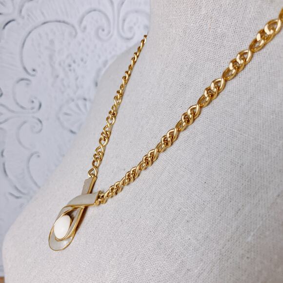 VTG Signed Trifari Modernist Enamel Ribbon Pendant Necklace, Gold Tone Chain - Picture 7 of 8